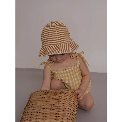 Baby in Spaghetti Bodysuit Honeycomb Gingham mit gelb-weiß gestreiftem Sonnenhut