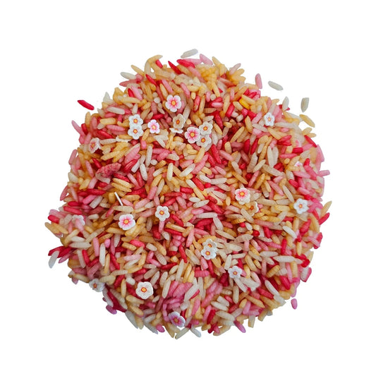 Spielreis-Mischung Pink Flower Mix mit buntem Reis und kleinen weissen sowie rosa blütenförmigen Dekorationen