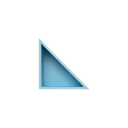 Ein elegantes, hellblaues dreieckiges wandregal mandigo mit glatter moderner oberfläche für ökologische