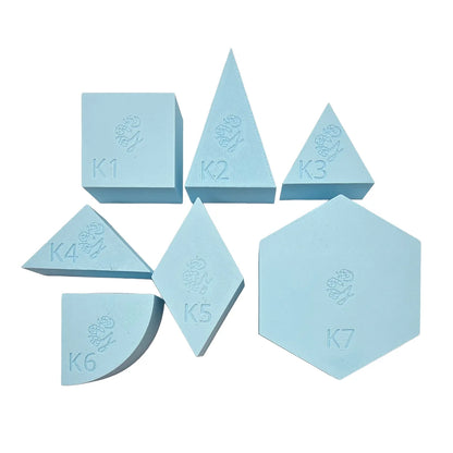 Spielschälchen mandigo blau sieben geometrische schaumstoffblöcke mit buchstaben für ökologische baby- & kinderprodukte