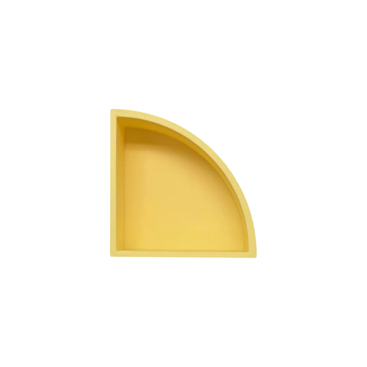 Ein elegantes, matt gelbes viertelkreisregal mit abgerundeten kanten und minimalistischem design spielschälchen mandigo