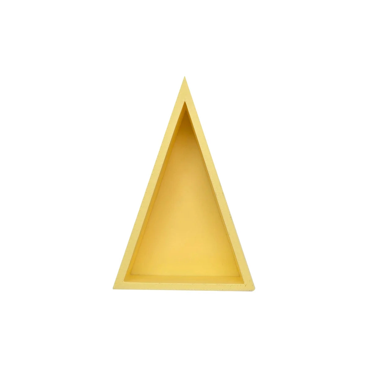 Ein mattgelbes spielschälchen mandigo in dreieckiger form mit minimalistischen klaren linien aus robustem material