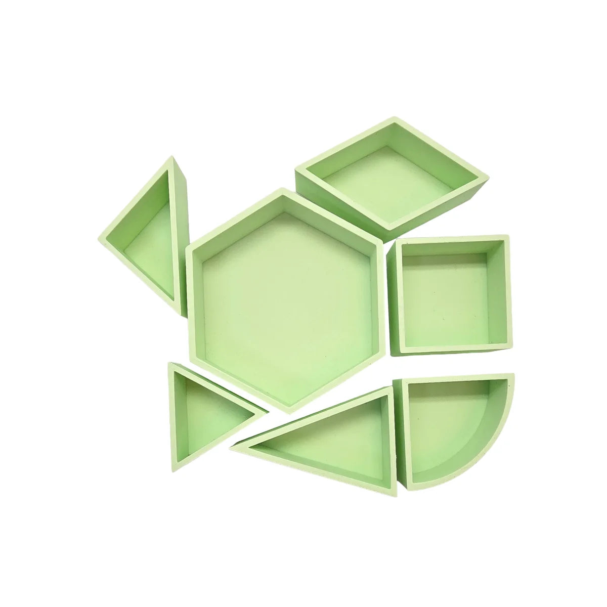 Set aus sieben pastellgrünen geometrischen Spielschälchen Mandigo in verschiedenen polygonalen Formen