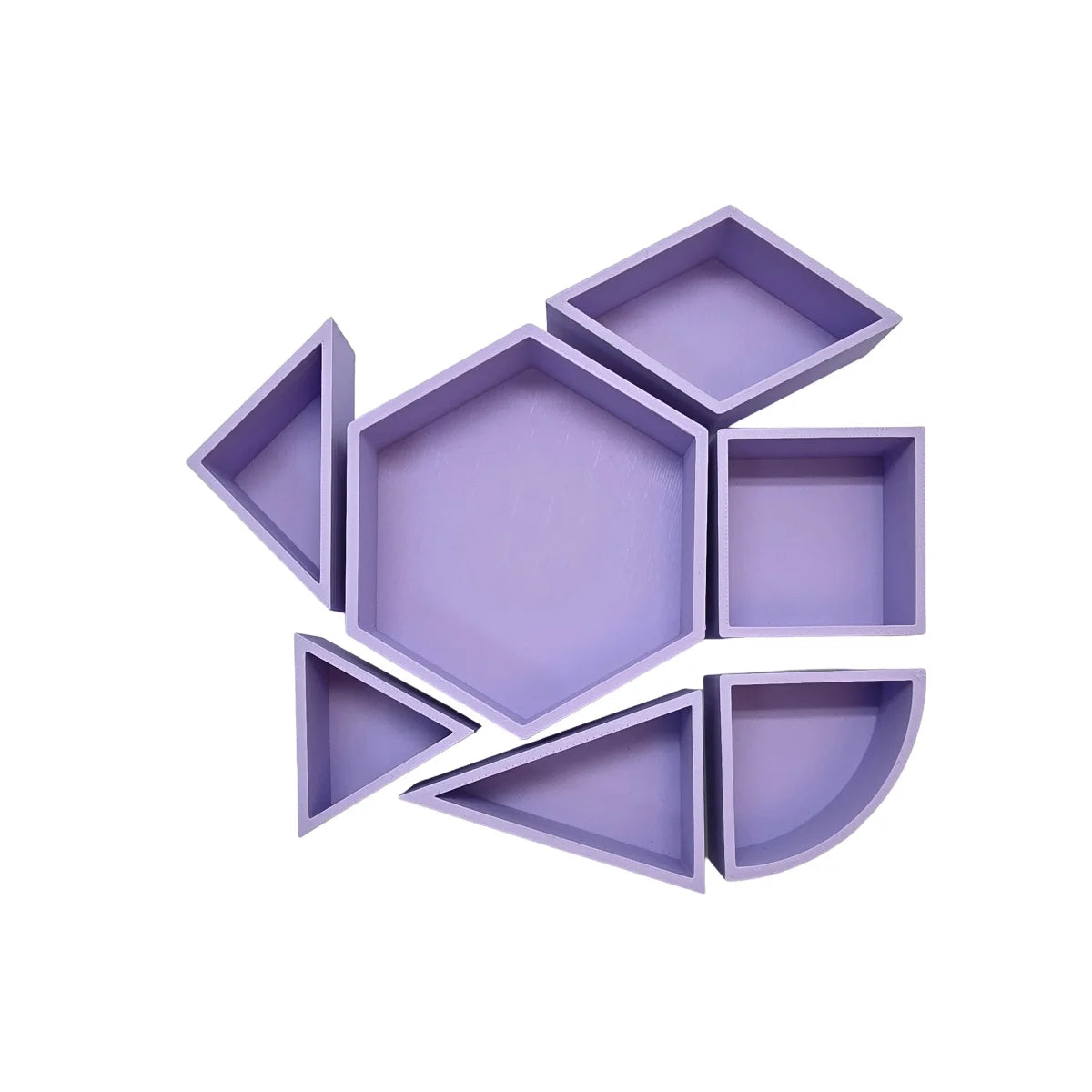 Set aus sieben geometrisch geformten Spielschälchen Mandigo in lavendelfarbenen polygonalen Formen