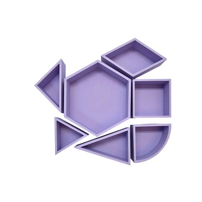 Set aus sieben geometrisch geformten Spielschälchen Mandigo in lavendelfarbenen polygonalen Formen