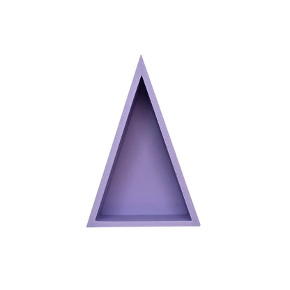 Ein elegantes lavendelfarbenes dreieckiges spielschälchen mandigo wandregal mit matter oberfläche und klaren geometrischen
