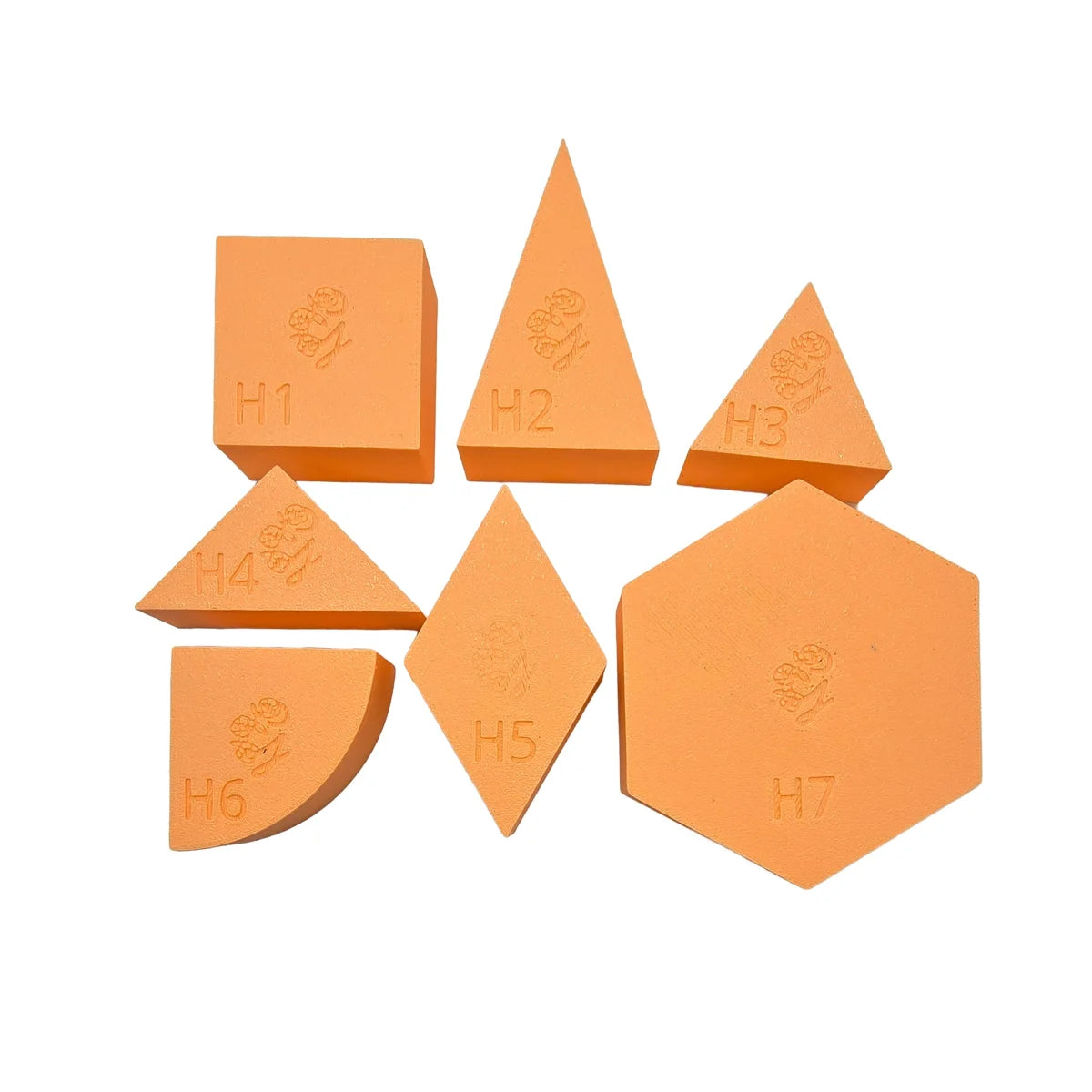 Set aus sieben orangen geometrischen schaumstoffblöcken mandigo mit einzigartigen formen und buchstabenkennzeichnung
