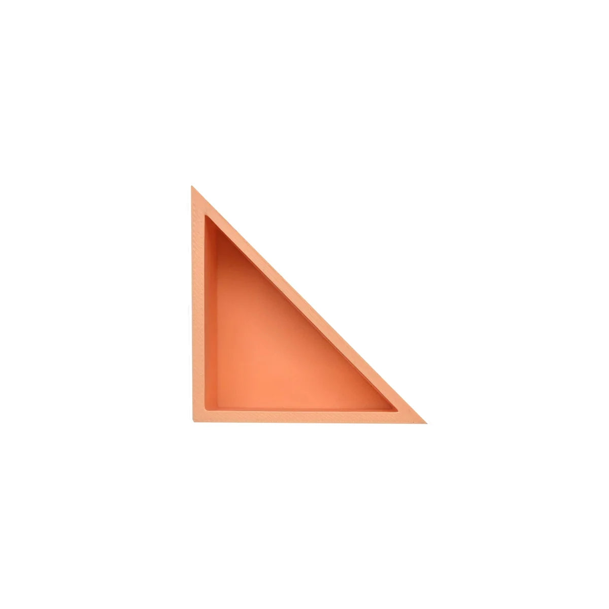 Ein matt peachfarbiges dreieckiges wandregal spielschälchen mandigo diverse formen organge mit minimalistischen design
