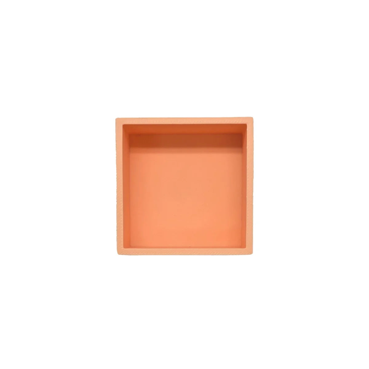 Ein quadratisches, pfirsichfarbenes keramikspielschälchen mandigo mit matter oberfläche und leicht erhöhten rand in orange