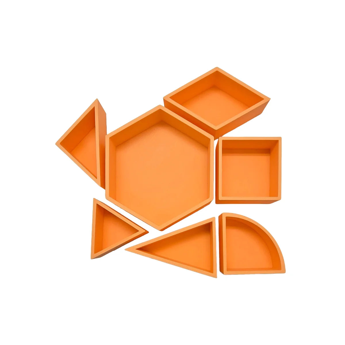 Set aus orangefarbenen geometrischen Spielschälchen Mandigo in verschiedenen Formen aus Kunststoff
