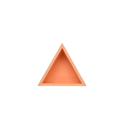 Ein mandigo spielschälchen in pfirsichfarben mit dreieckigem design und matter oberfläche aus hochwertigem material