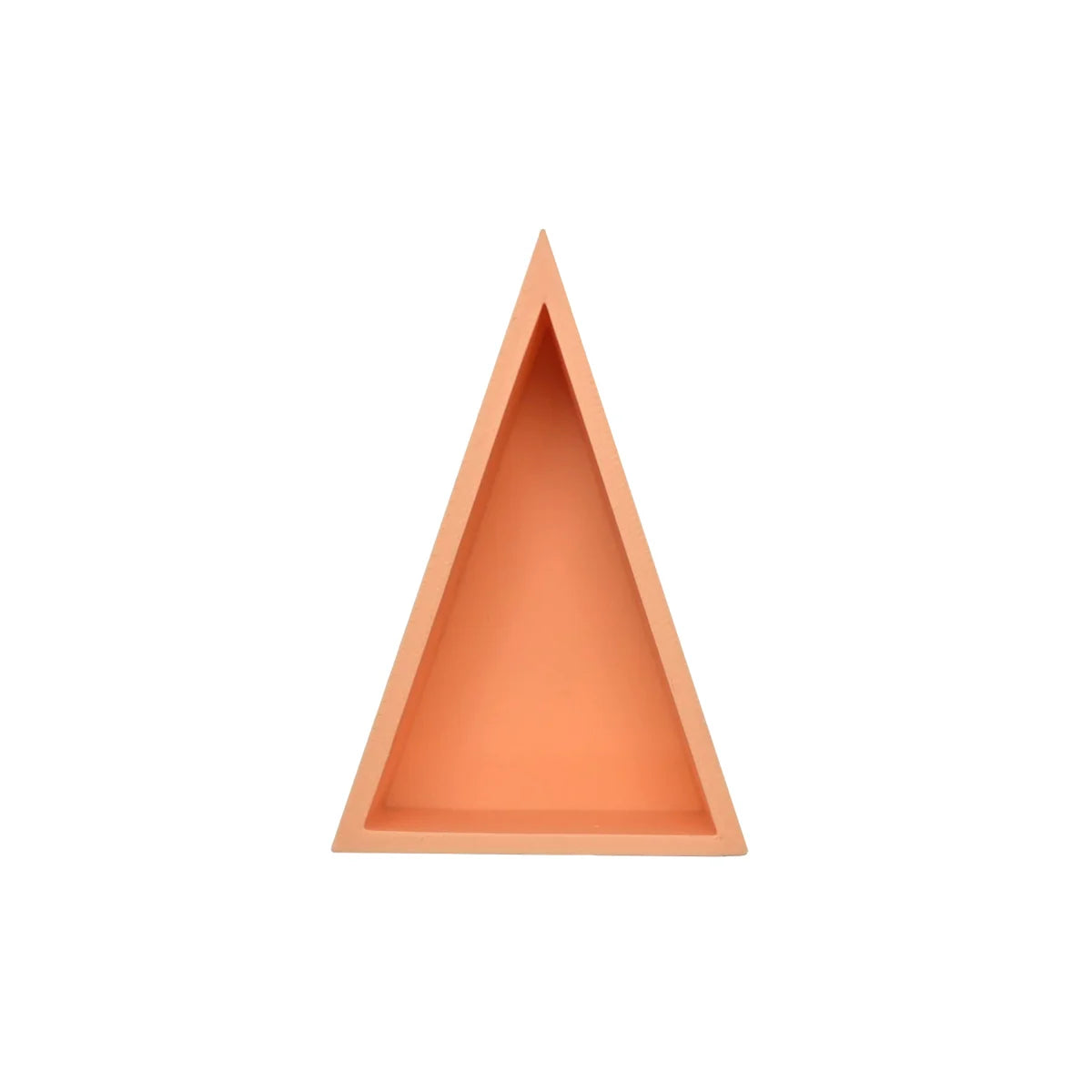 Ein mattes terrakottafarbenes dreieckiges spielschälchen mandigo aus keramik mit minimalistischem design