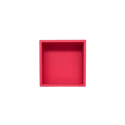 Ein rotes spielschälchen mandigo aus silikon mit glatten oberflächen und erhöhten kanten für ökologische