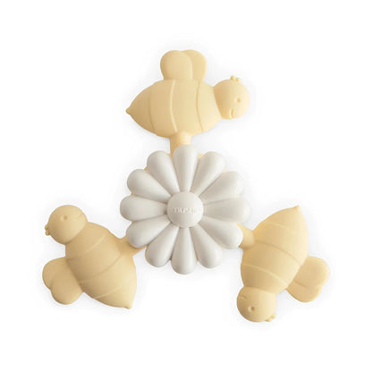 Spielzeug Saugnapf-Spinner Bee aus cremefarbenem Silikon mit weisser Blume und bienenförmigen Anhängern