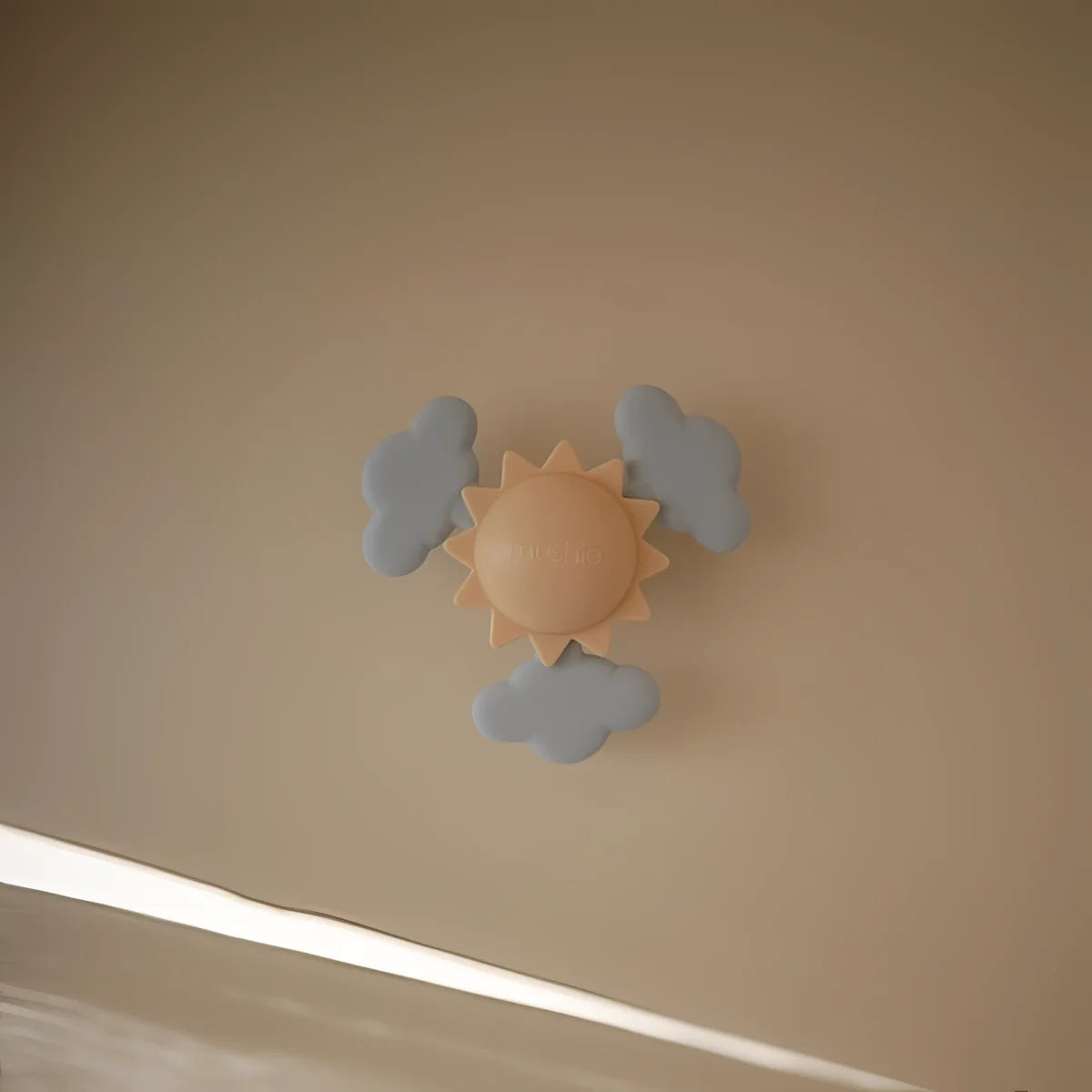 Beige sonnensaugnapf und grauer wolkenhaken wandmontiertes dekoratives spielzeug set