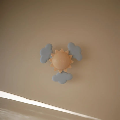 Beige sonnensaugnapf und grauer wolkenhaken wandmontiertes dekoratives spielzeug set