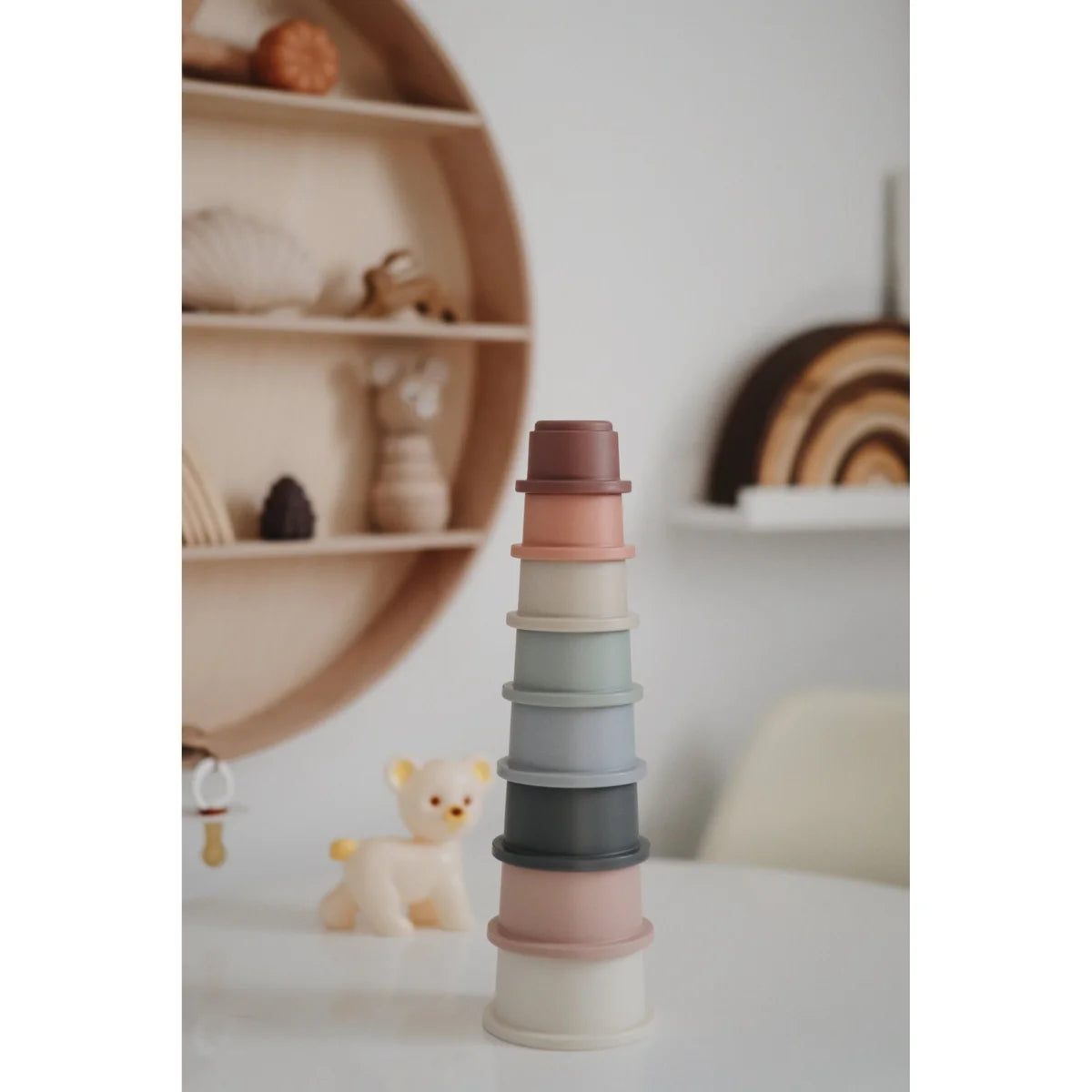 Pastellfarbene Tassen, die einen Turm im Stapelturm Original bilden