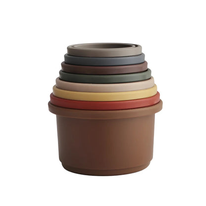 Bunte Stapeltassen in Erdtönen, im Retro-Design von Stapelturm