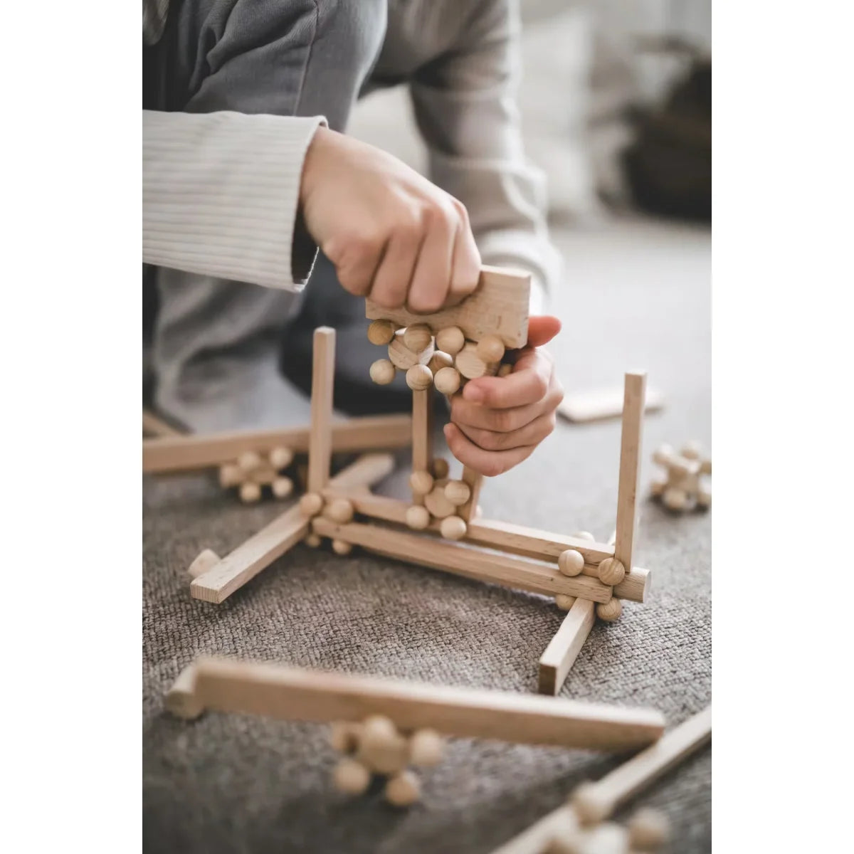 Helles Holzbauspielzeug mit einrastenden Stäbchen und runden Perlen, START 140