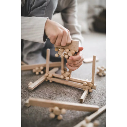 Helles Holzbauspielzeug mit einrastenden Stäbchen und runden Perlen, START 140