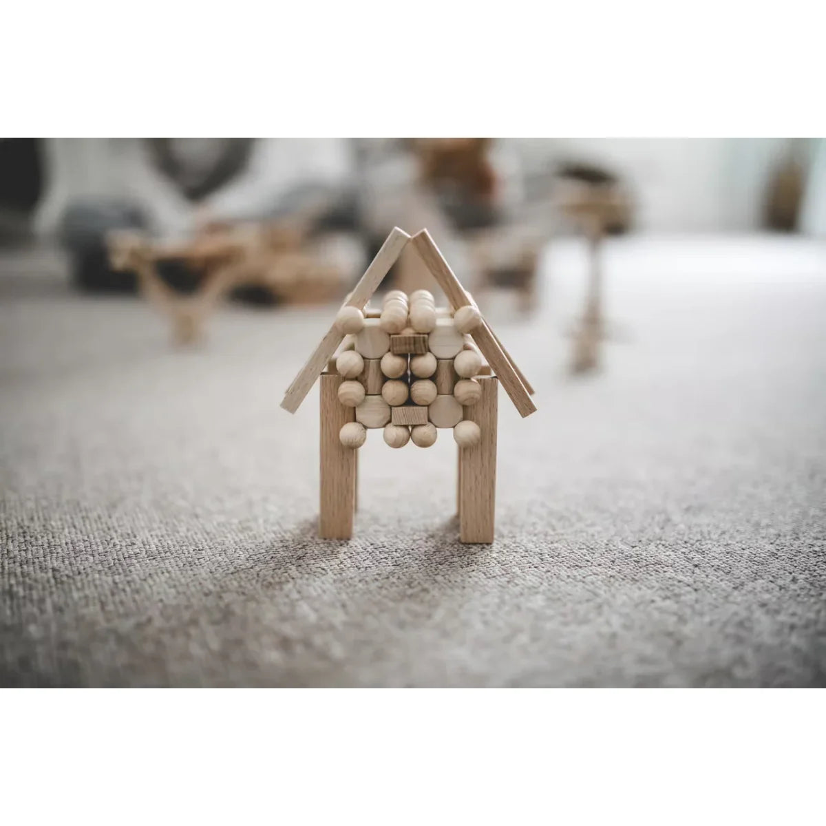 Miniaturhaus aus hellem Holz mit Perlenwänden und Dreieckdach, START 40 Set