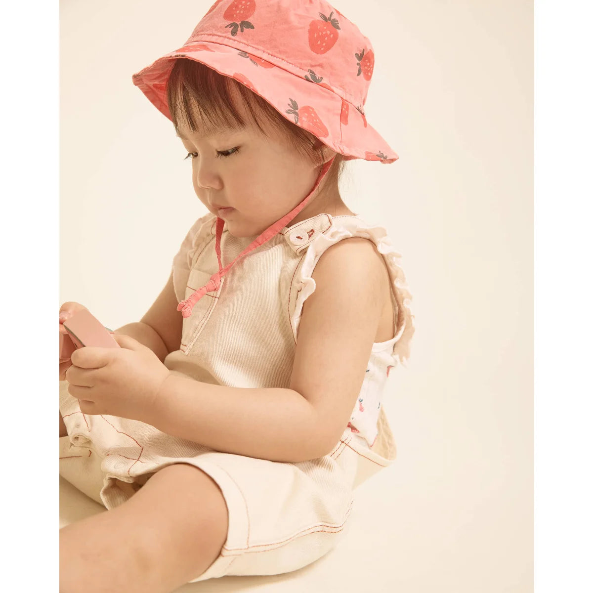 Rosa Erdbeermuster Eimerhut zu Strawberry T-Shirt Cream Pink