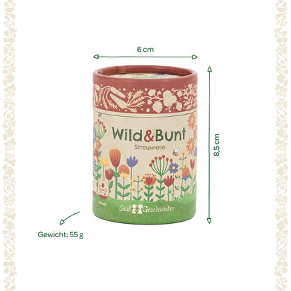 Ein zylindrischer papierbehälter mit bunter blumengestaltung und wild + bunt streuwiese etikett in rot und grün