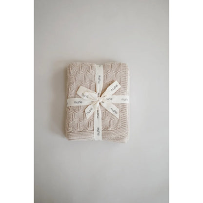 Gefaltete beige Strickdecke mit weißem Satinband, Honeycomb Beige
