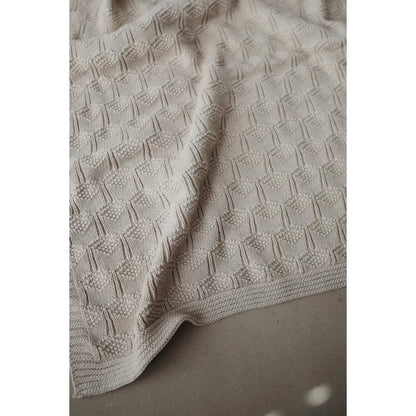 Cremefarbene Strickdecke mit einem strukturierten Rautenmuster in Honeycomb Beige