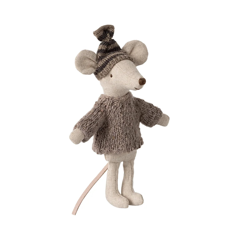 Plüschmaus mit Strickpullover und Mütze aus der Kollektion Grosse Bruder Maus