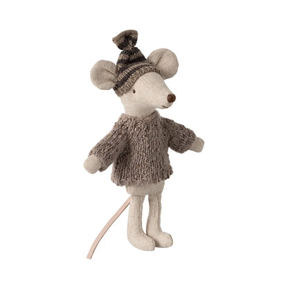 Plüschmaus mit Strickpullover und Mütze aus der Kollektion Grosse Bruder Maus