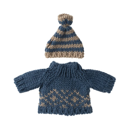 Hochwertiger, gestrickter blauer Pullover und gestreifte Mütze von Papa Maus