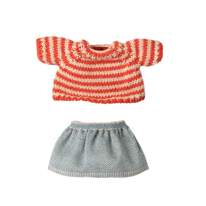 Handgestrickter orange-creme gestreifter Pullover mit Rüschen und blauer Rock
