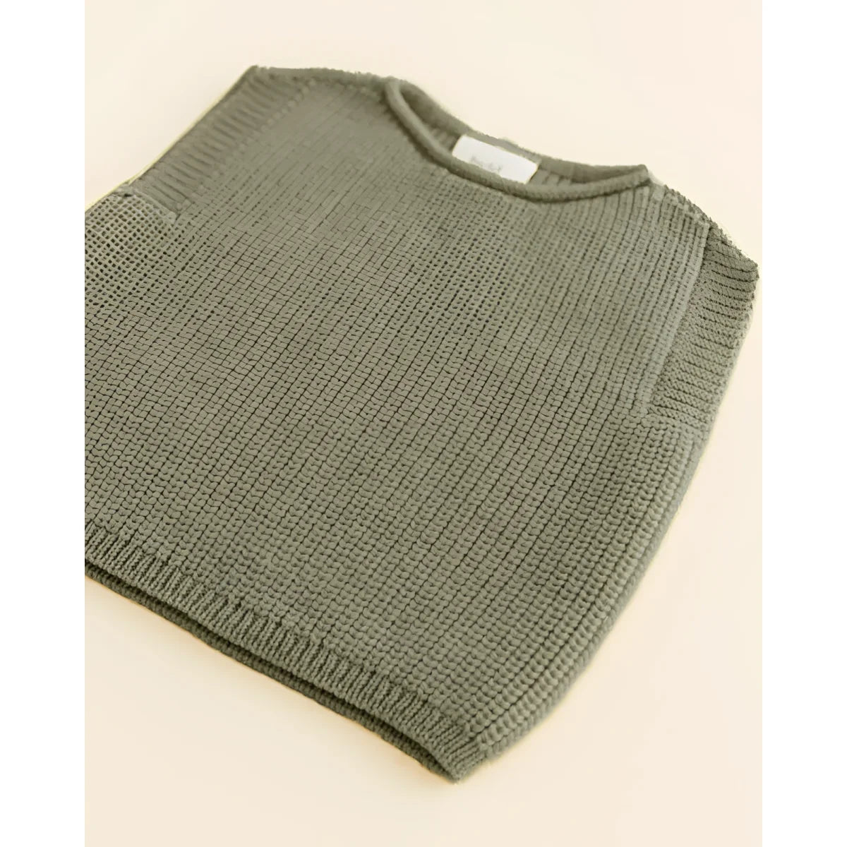 Kuschelige Strickweste Harvey in muted grünem Farbton, ideal für jeden Anlass