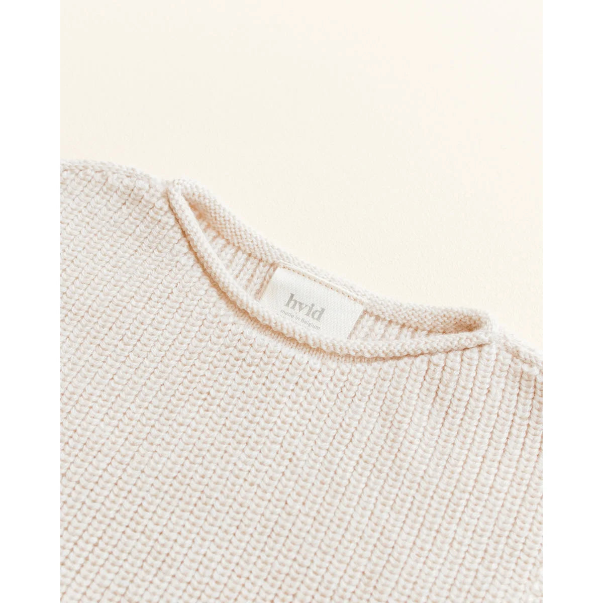 Cremfarbener Strickpullunder Vest Harvey mit sichtbarem Etikett