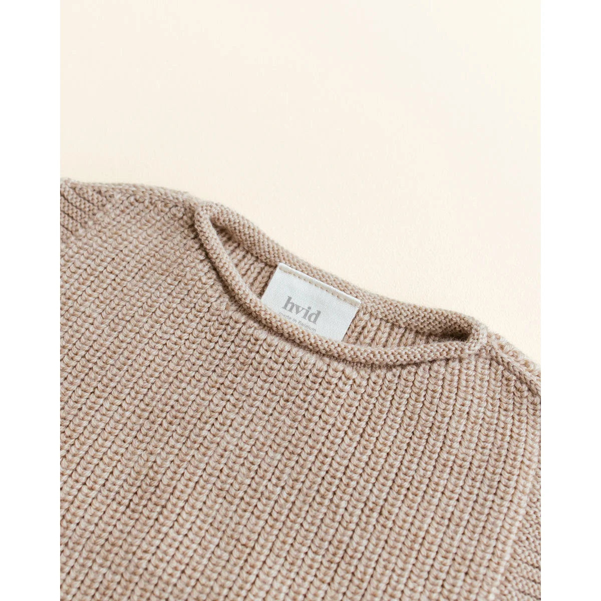 Beiger Strickpullover mit sichtbarem Etikett am Halsausschnitt, Strickpullunder Vest Harvey