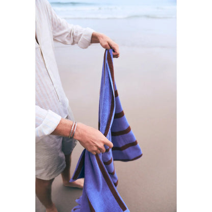 Streifiges badetuch blau bordeaux mit weichem, flauschigem material ideal als geschenk für neugeborene