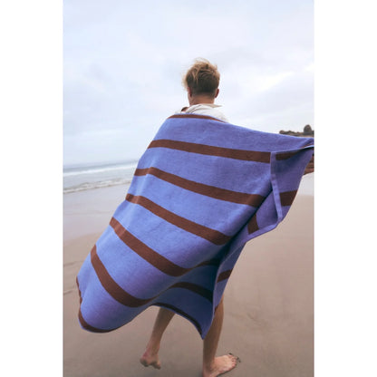 Weiches badetuch stripes mit breiten horizontalen streifen in lavendel und braun ideal für ökologische baby- & kinderprodukte