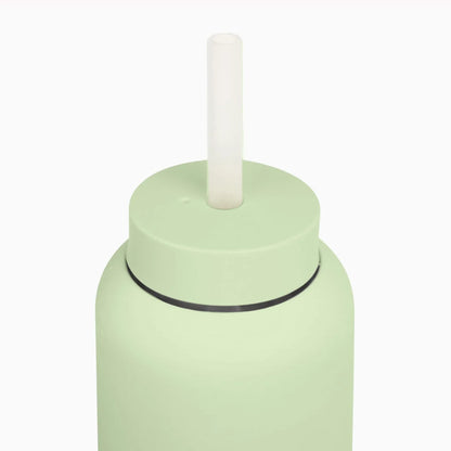 Mintgrüne Wasserflasche mit Stroh und Deckel für den Day Bottle Produktenamen