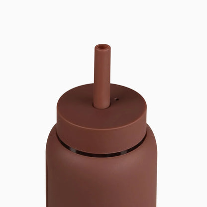 Braune Wasserflasche mit Strohhalm und Deckel, passend zum Mini Bottle Produkt