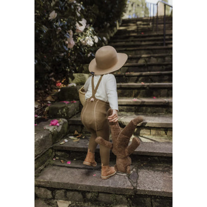 Kind, das Treppen mit einem Teddybär klettert, trägt Strumpfhose mit Träger in Acorn Brown