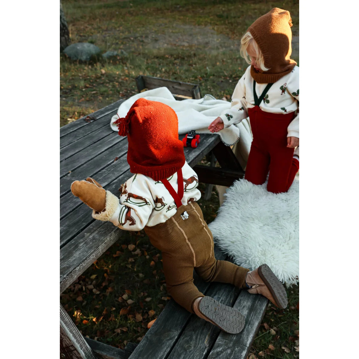 Roter und weißer Winterhut mit Bommel, Fleecefutter