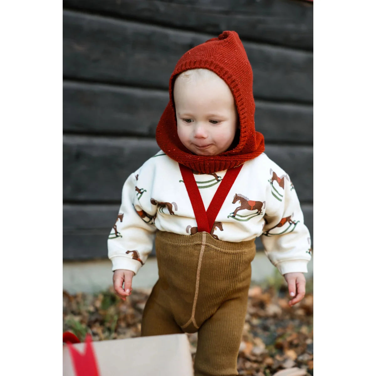 Rotes Strickkäppchen mit Pferdemotiv-Pullover und Cordhose in Acorn Brown