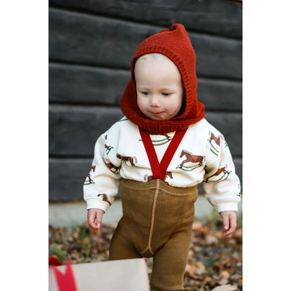 Rotes Strickkäppchen mit Pferdemotiv-Pullover und Cordhose in Acorn Brown