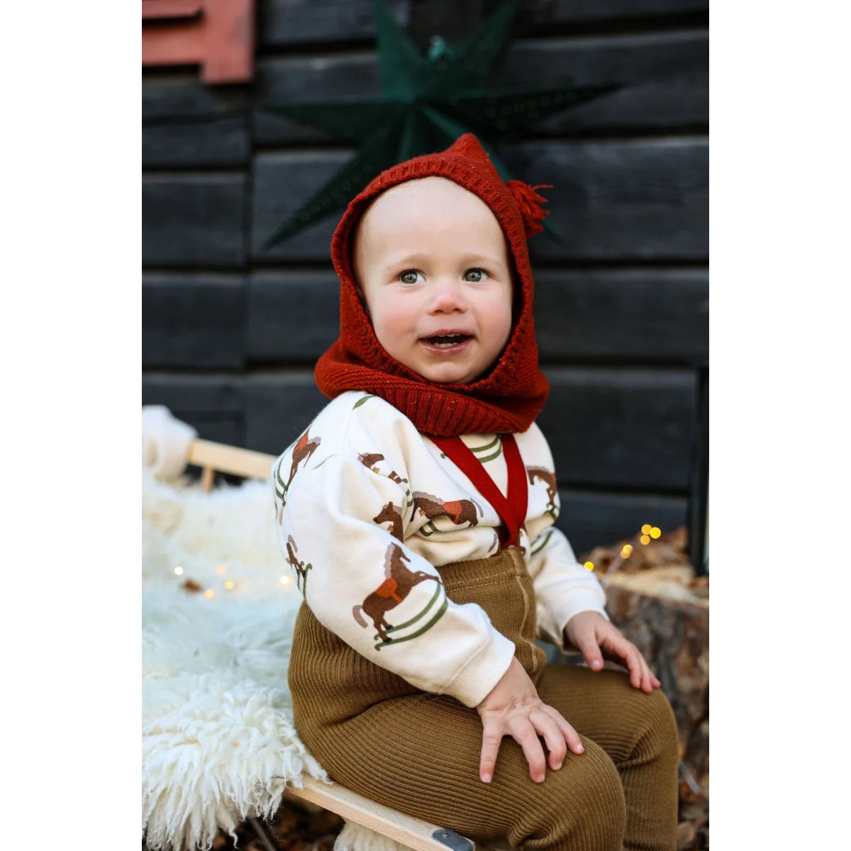 Roter Fuchs Hoodie-Sweater mit braunen Cord-Overalls und passendem Schal