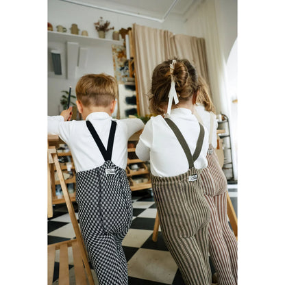Kinder langärmliges weißes Turtleneck mit Hosenträgerhosen, perfekt für den Winter