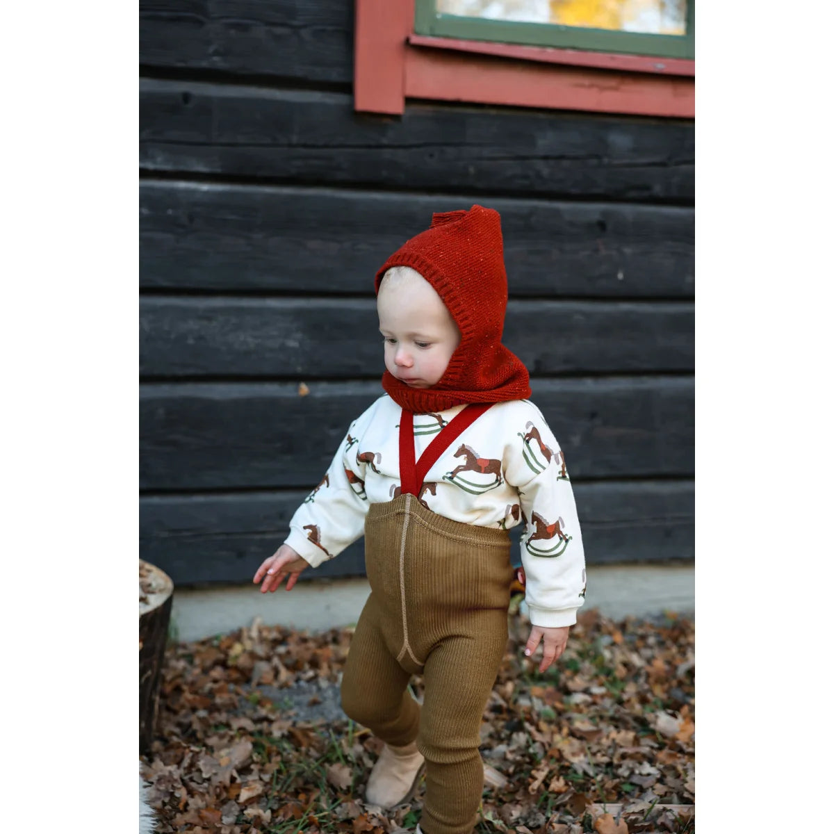 Rotes Strickkäppchen mit weißem Pferdemotiv und braunem Kordoverall in Acorn Brown