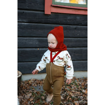 Rotes Strickkäppchen mit weißem Pferdemotiv und braunem Kordoverall in Acorn Brown