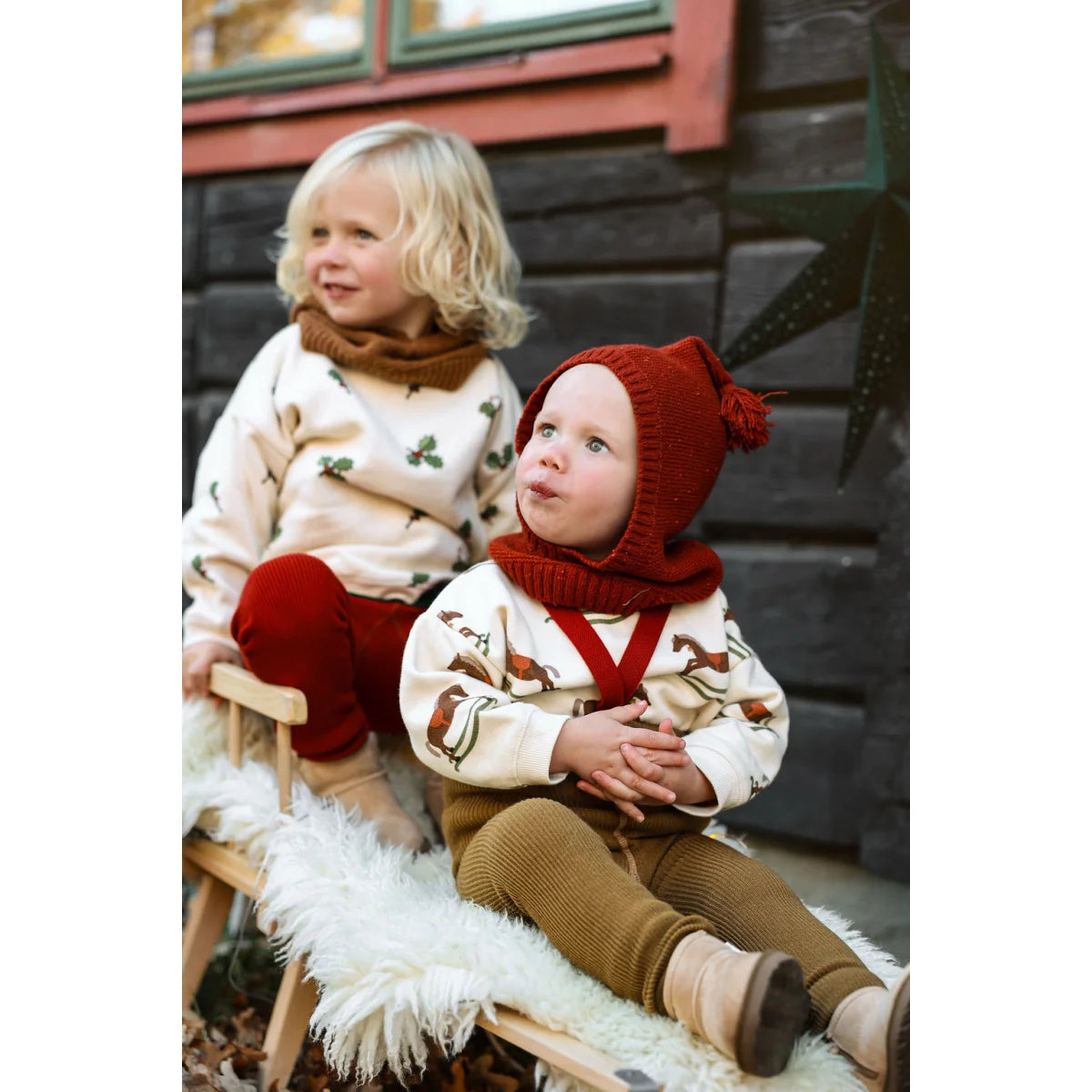 Roter Strickbeanie mit Pompon und Rippenstruktur in Acorn Brown