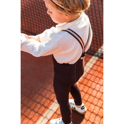 Kind im braunen Leggings und Hosenträgern, passend zu Strumpfhose mit Träger Footless